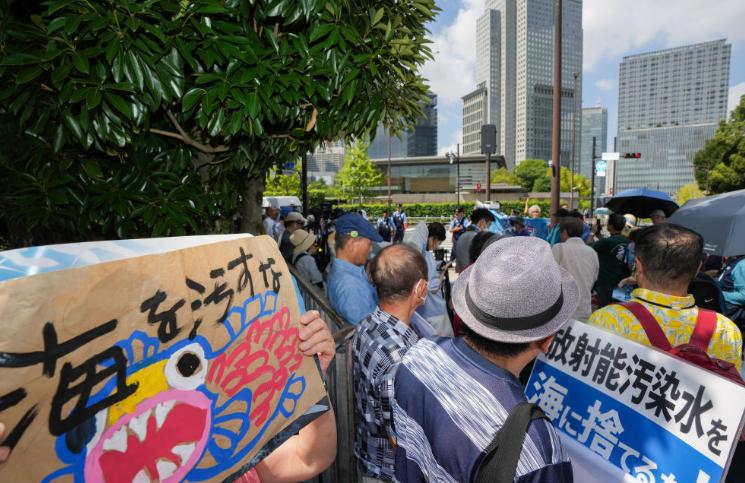 日本宣布：核污水最早 8 月 24 日排海
尽管全球愤怒、抗议，包括中国警告，却