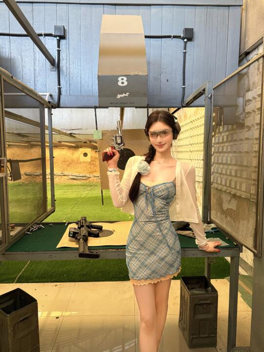 中国女人 拿枪必稳