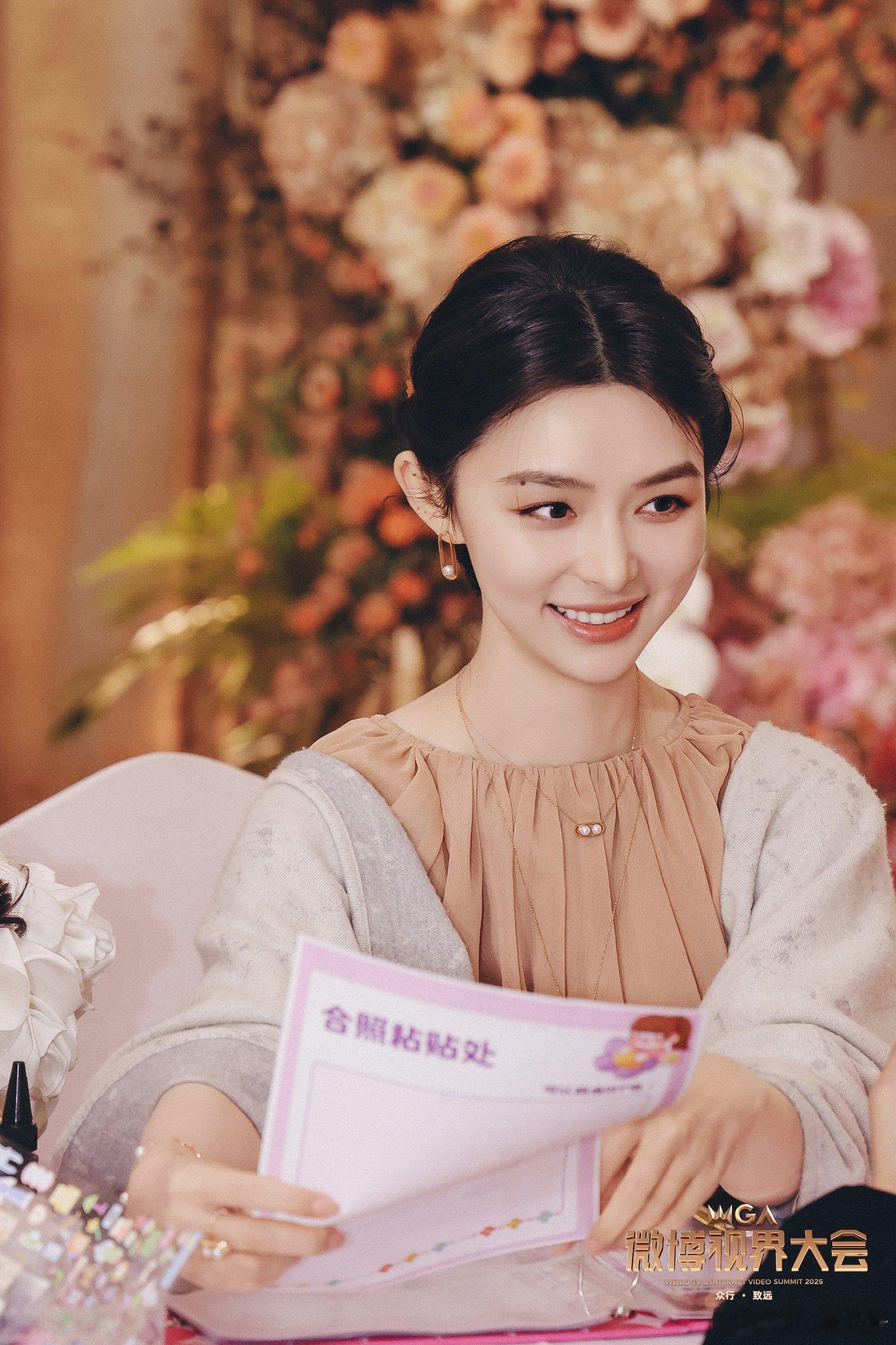 柯淳在同学录上写廖慧佳真漂亮 廖慧佳在微博视界大会带着同学录闪亮登场，现场氛围超