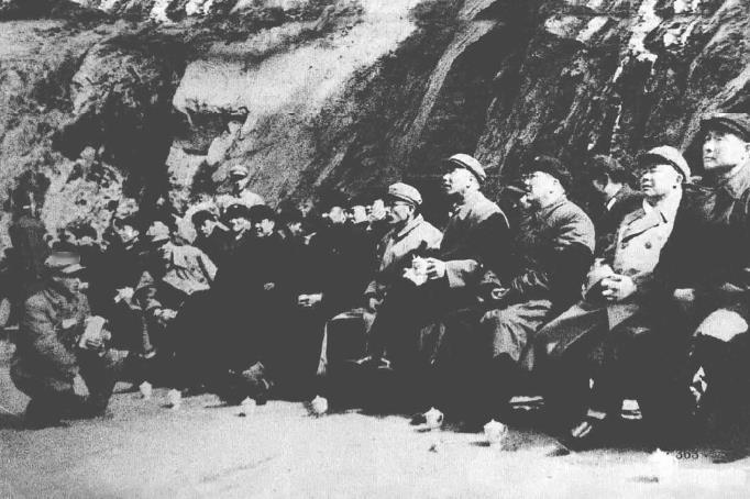 1961年4月，军委炮兵领导和部分炮兵院校领导在西安炮兵技术学院参观地地导弹发射