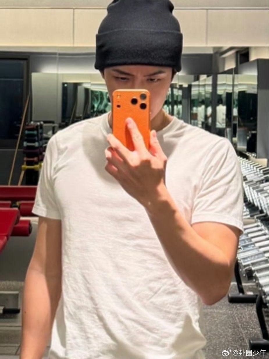 吴世勋健身房自拍照 吴世勋健身房自拍照，素颜男友感直接拉满！ 