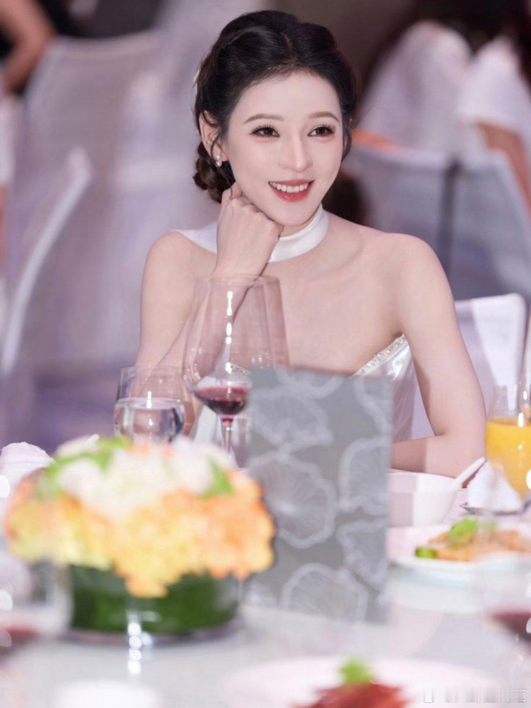 张予曦说姐们不要脸了伦敦合伙人异国做生意难度拉满，张予曦放下艺人架子上街地推，鼓