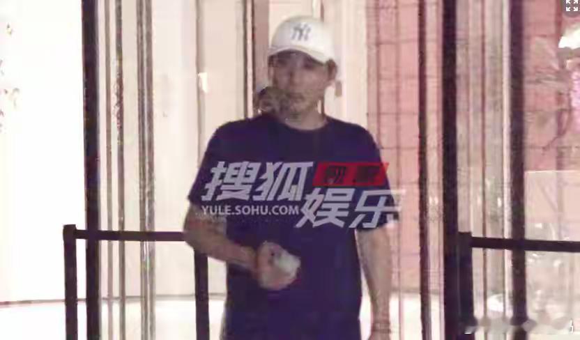 李乃文携老婆牵手现身，老婆打扮简单大气，长相气质好像朱媛媛！！！ ​​​
