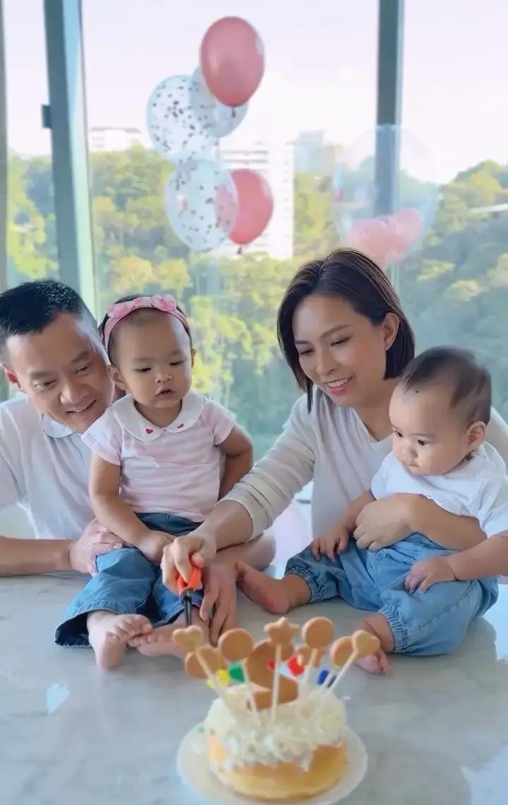 前港姐朱慧敏最近在家裡給大女兒Shera辦了簡單卻超溫馨的兩歲生日派對，一家四口