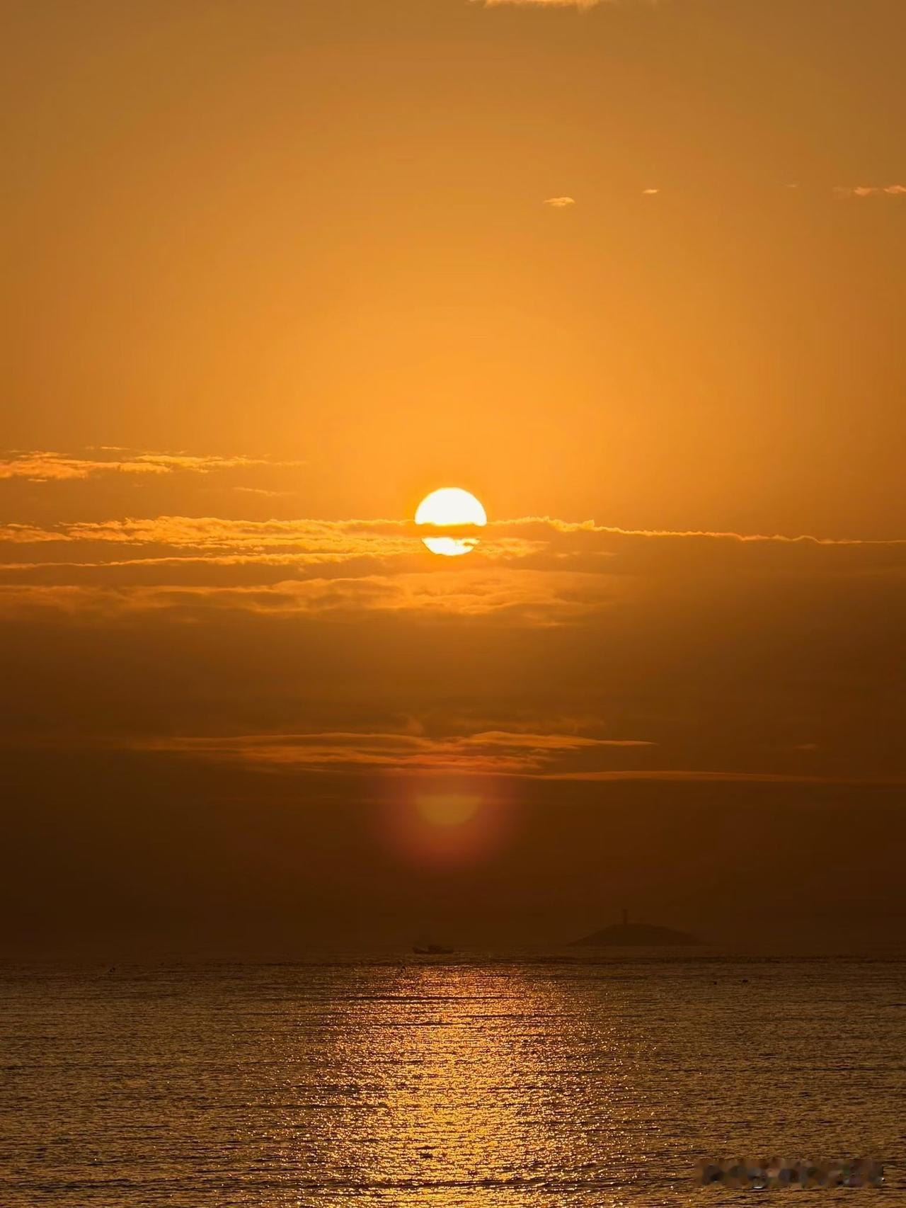朝霞入海，海天共染，潮起潮落，我们来过。
观日出能不能分享一张你手机相册里最美的