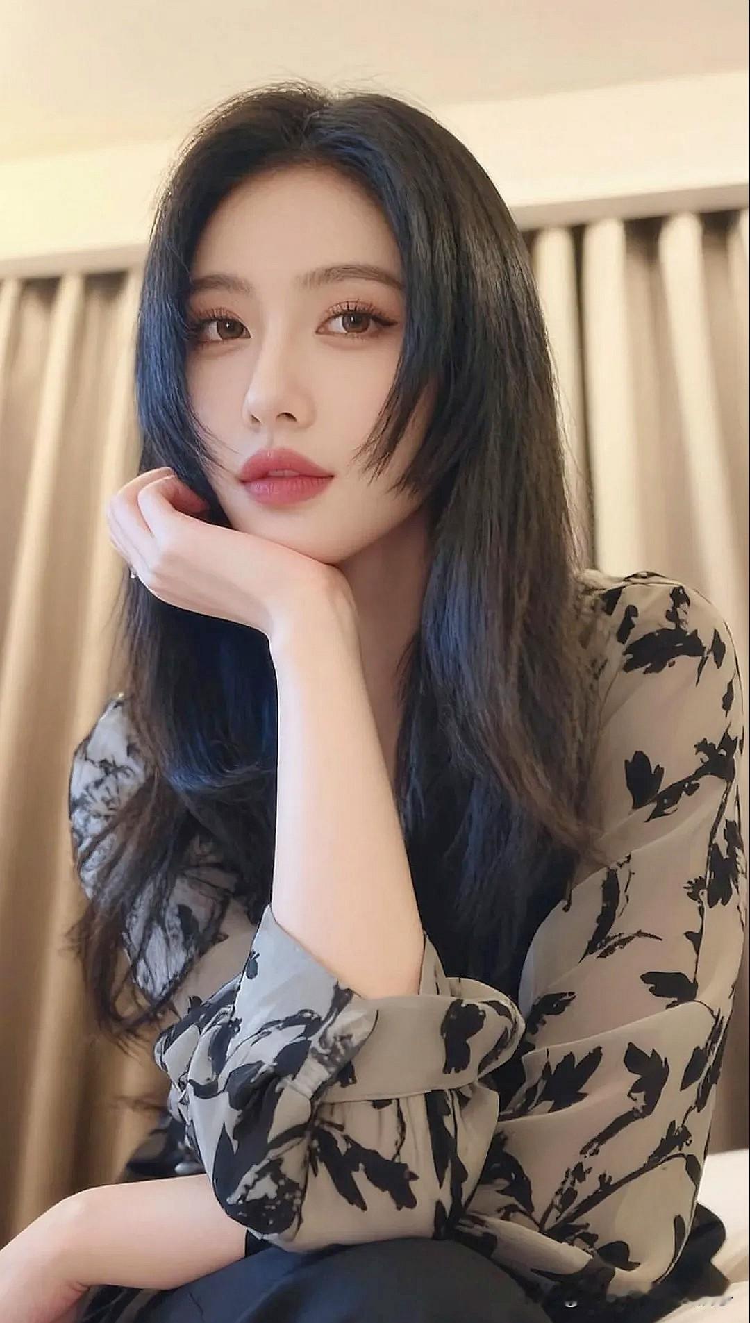 沉思的少女，黑发如瀑，红唇微启，花影斑驳，静谧时光。