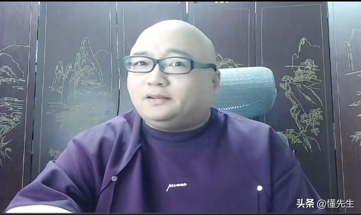 村里的野狗，一旦没饭吃了，
就一直会去，常年投喂他们的人家门口，
蹲在那里静静守