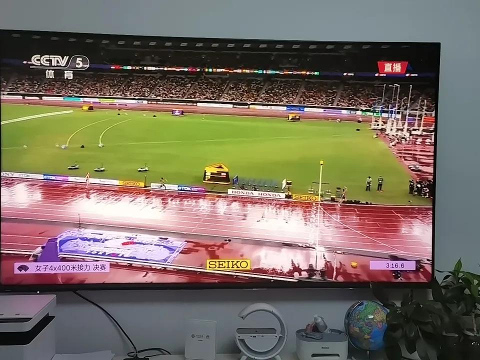 女子4×400接力赛，美国队实力超群，一骑绝尘，以领先大约40-50米的巨大优势