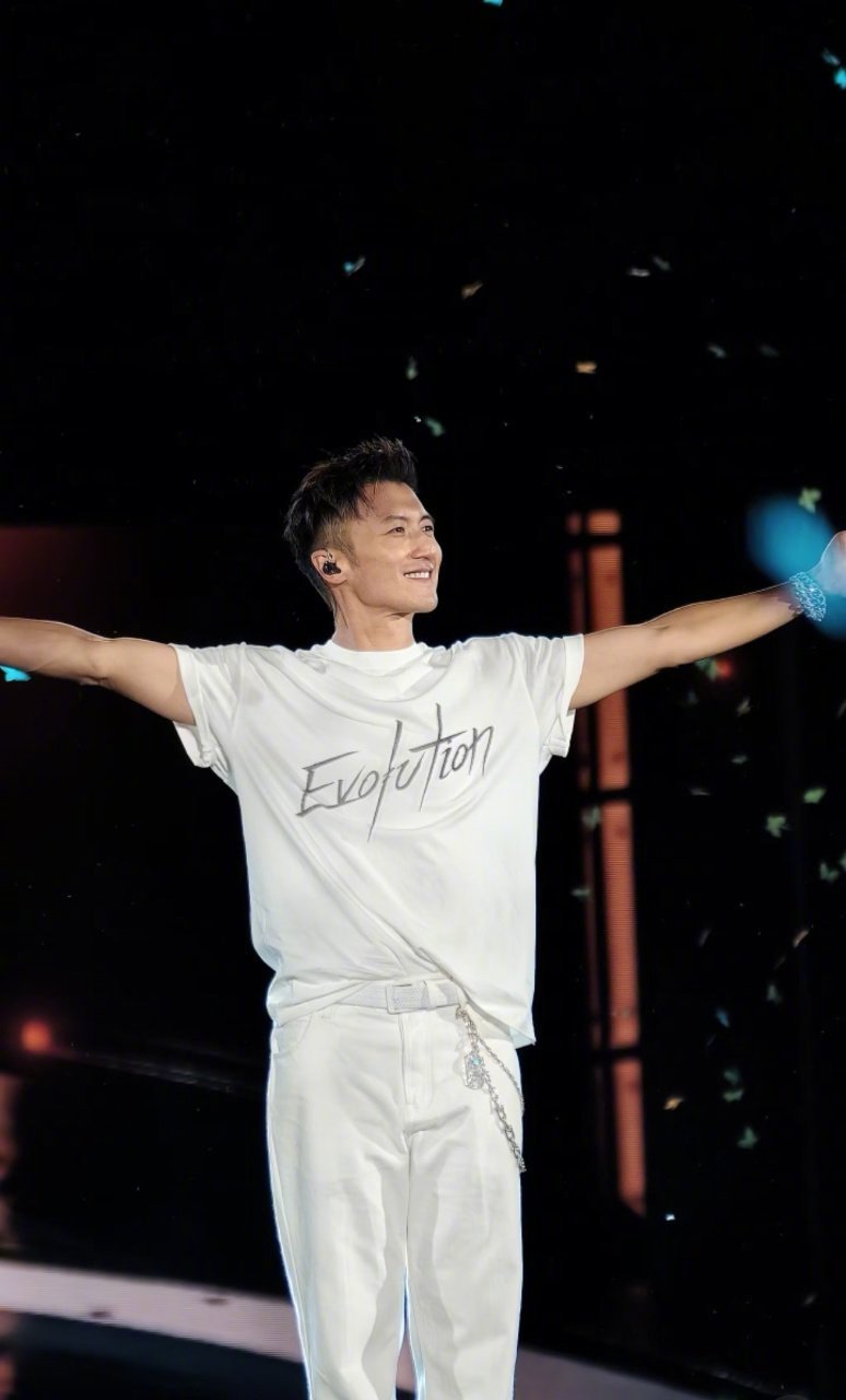 谢霆锋时隔23年重返北京开唱 23年时光沉淀，这次北京演唱会曲目编排和舞美设计都