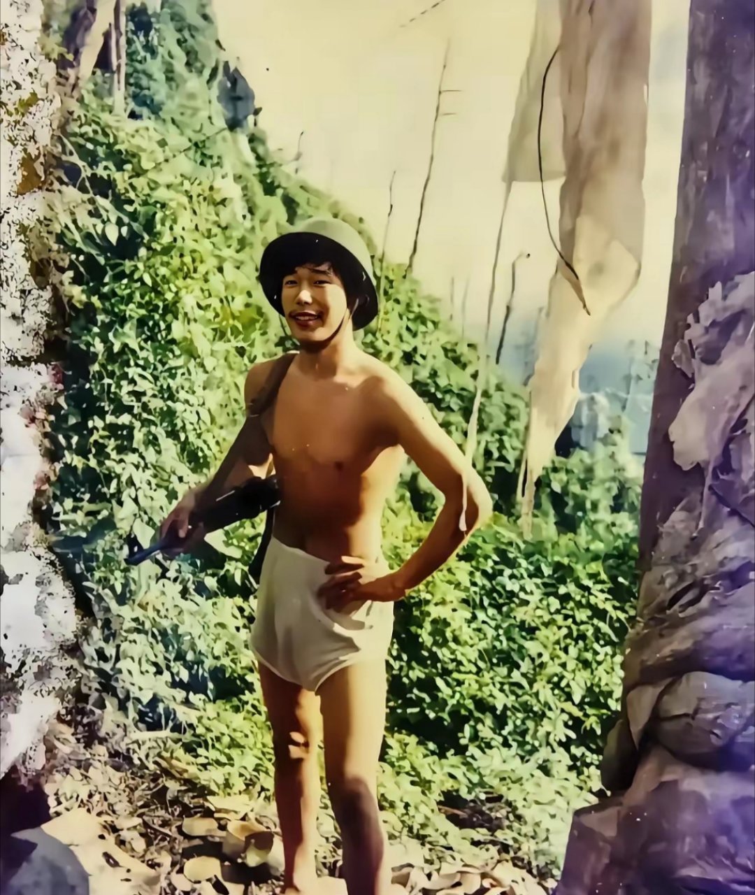 他是为了捍卫祖国领土，为了守护后方的人民能够安居乐业，他在这闷热潮湿，蚊虫肆虐，
