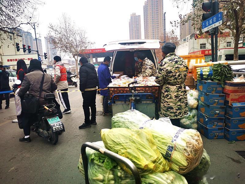 今天下楼，愣了几秒。

路边一个摆摊的都没有了。

往常这个点，小区门口该是热闹