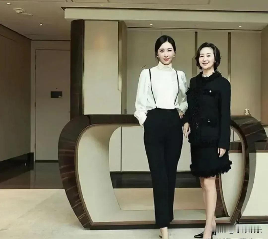 两位名媛的合照，各有千秋，都美的不像话！一个身材完美，温婉大方，一个自信满溢，豪