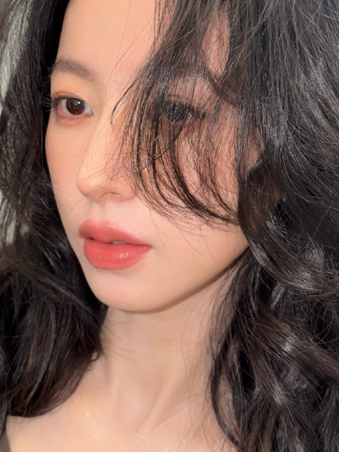 周雨彤怼脸拍 周雨彤的怼脸拍也太抗打了！不管是微笑还是闭眼，每一帧都美得冒泡，这