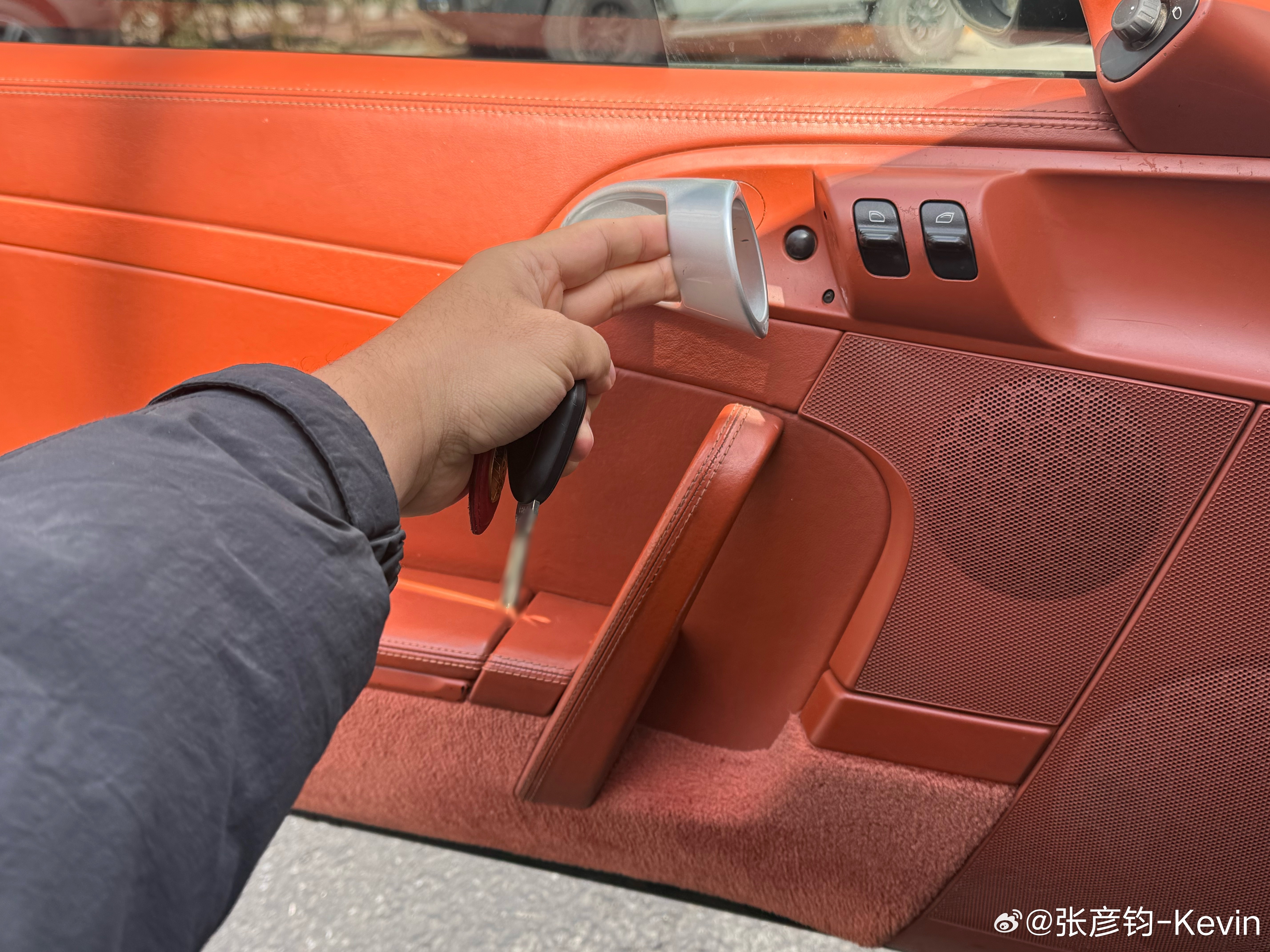 这么多年新车没少开，各种门把手咱也都用了，发现还是传统这样机械式的最方便，心里最