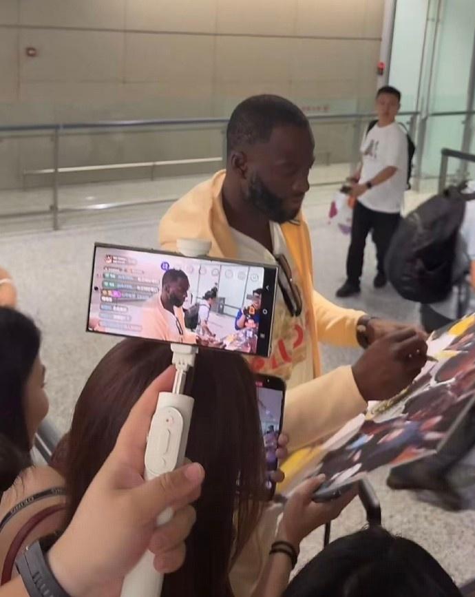 追梦格林抵达上海开启中国行，将和陈泽文打百分大战！

追梦格林并非所有球迷想象中