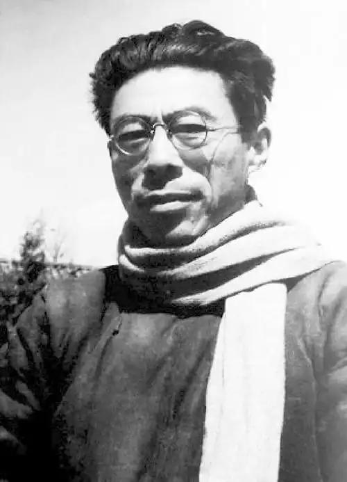 八十年前，7月15日，
追悼会上，李夫人报告丈夫遇难经过，
泣不成声，
一群特务