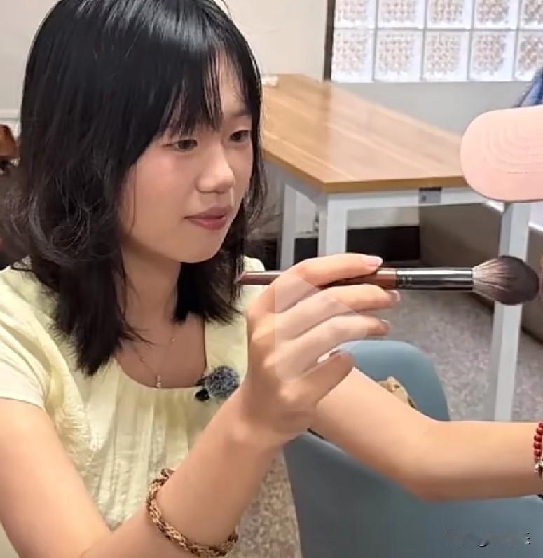 湖北第二师范的一女生，从今年3月份开始做校园约妆，一个月接近20单，每单40元到