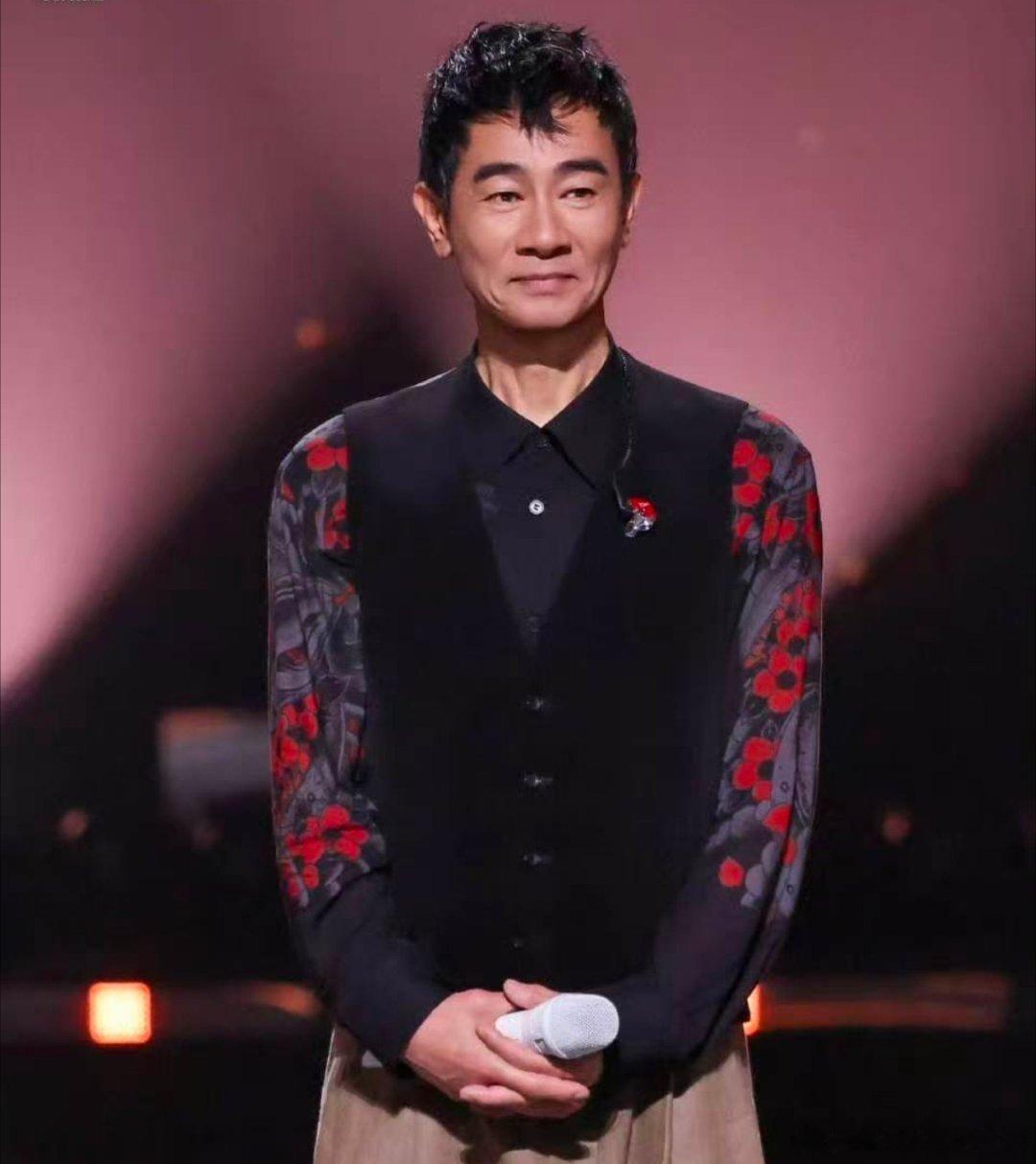 陈小春叫板周深不好意思了陈小春夸赞周深唱功出色，还俏皮打趣要比拼粤语歌，互动轻松