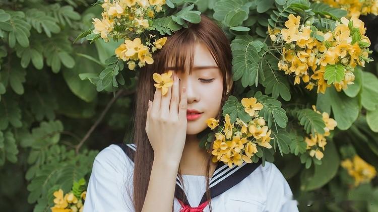 一个女人喜欢你，会有这几种表现：
1、总是偷偷看你，对你特别关注，视线一直跟着你