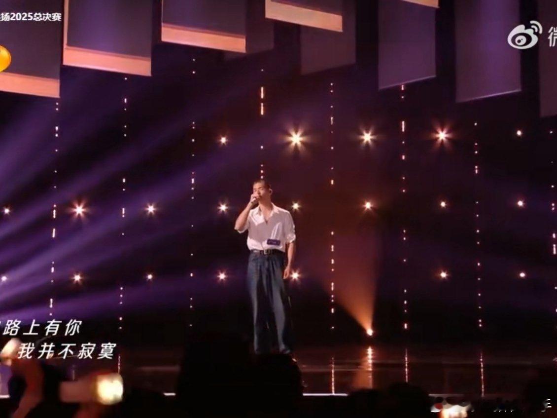 张凌赫也是后继有人了，水牛音也有人继承，一开口低音直接低到没边儿了，一下子把观众