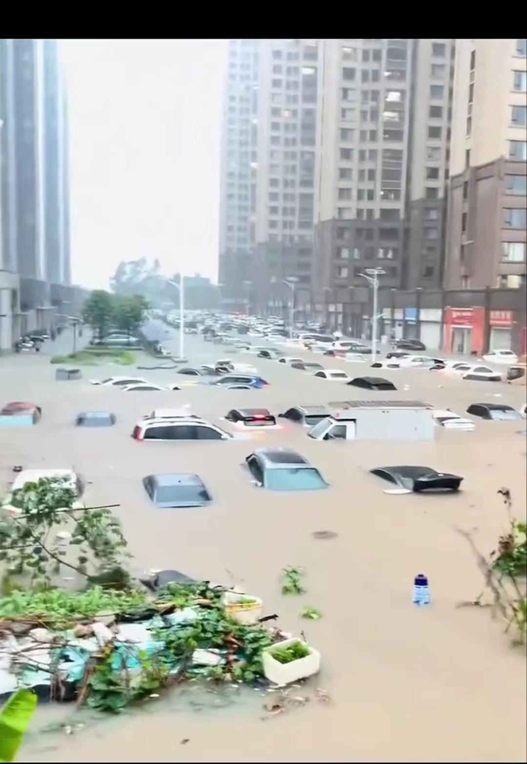 湖北有史以来的特大暴雨。热点大暴雨引发的水漫大街 暴雨外卖小哥 自然灾害 暴雨应