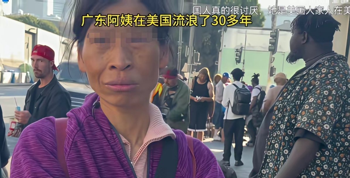 这个阿姨在美国，不知道什么是直播，她只是去领一份中国人发的酱香饼。没想到她一家三