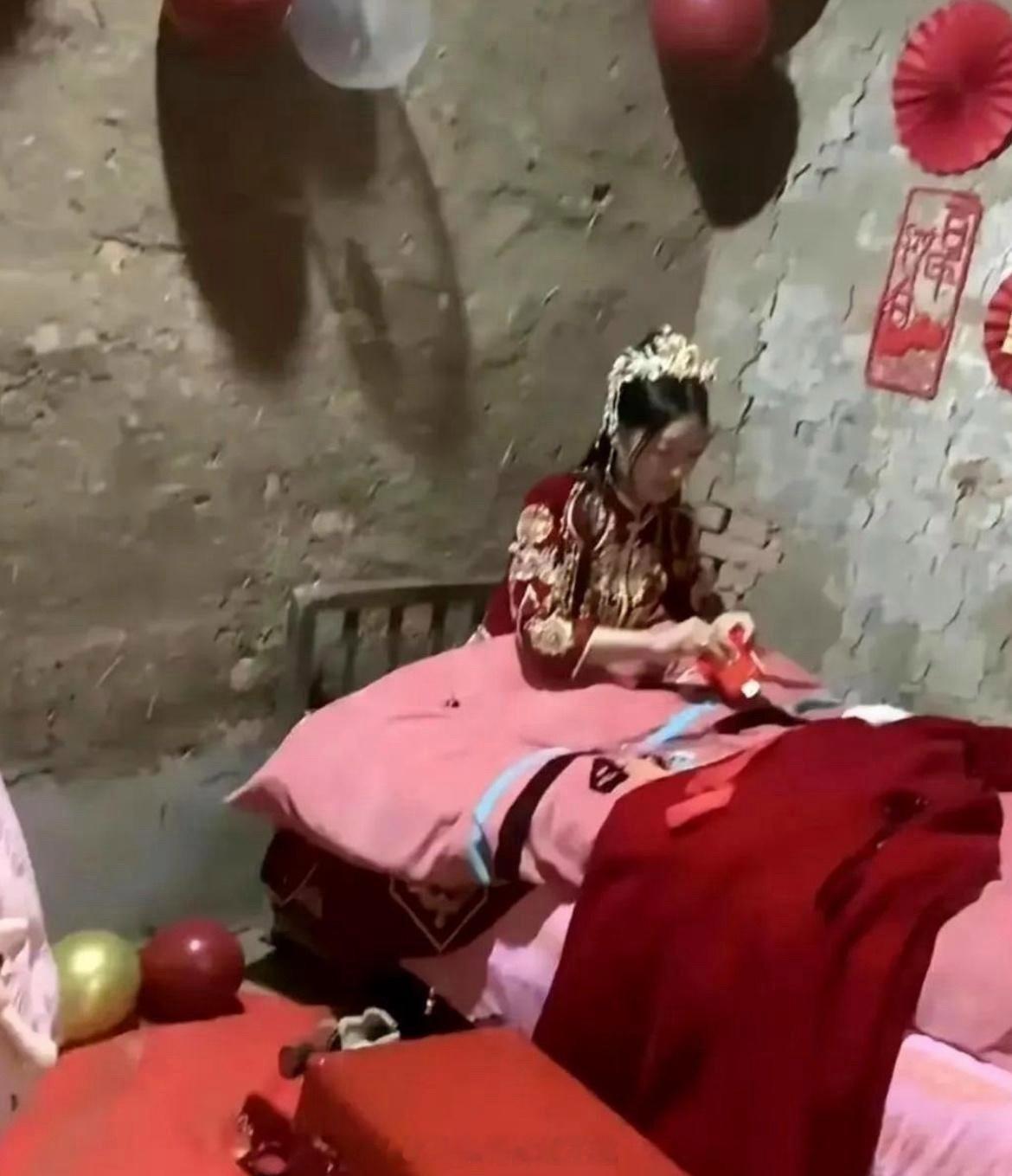 这环境，新娘是怎么笑得出来的 