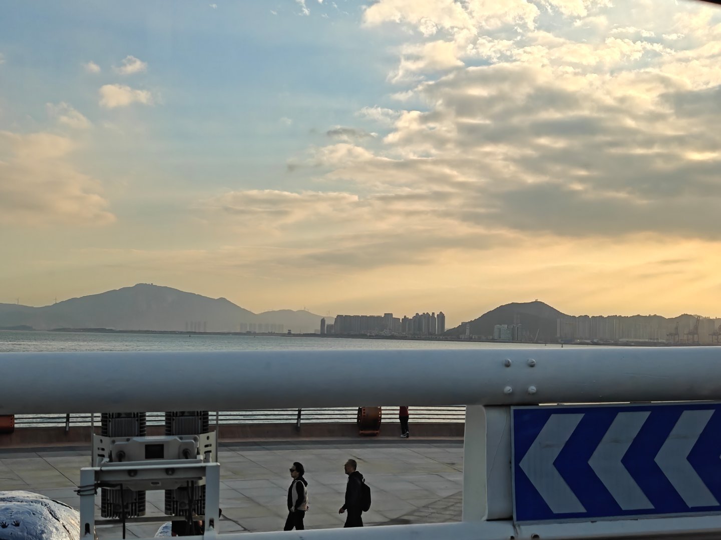 小区这边有一些摩托车主越来越过分了啊，能过4个人的门硬给极少数人堵成只能一个人侧