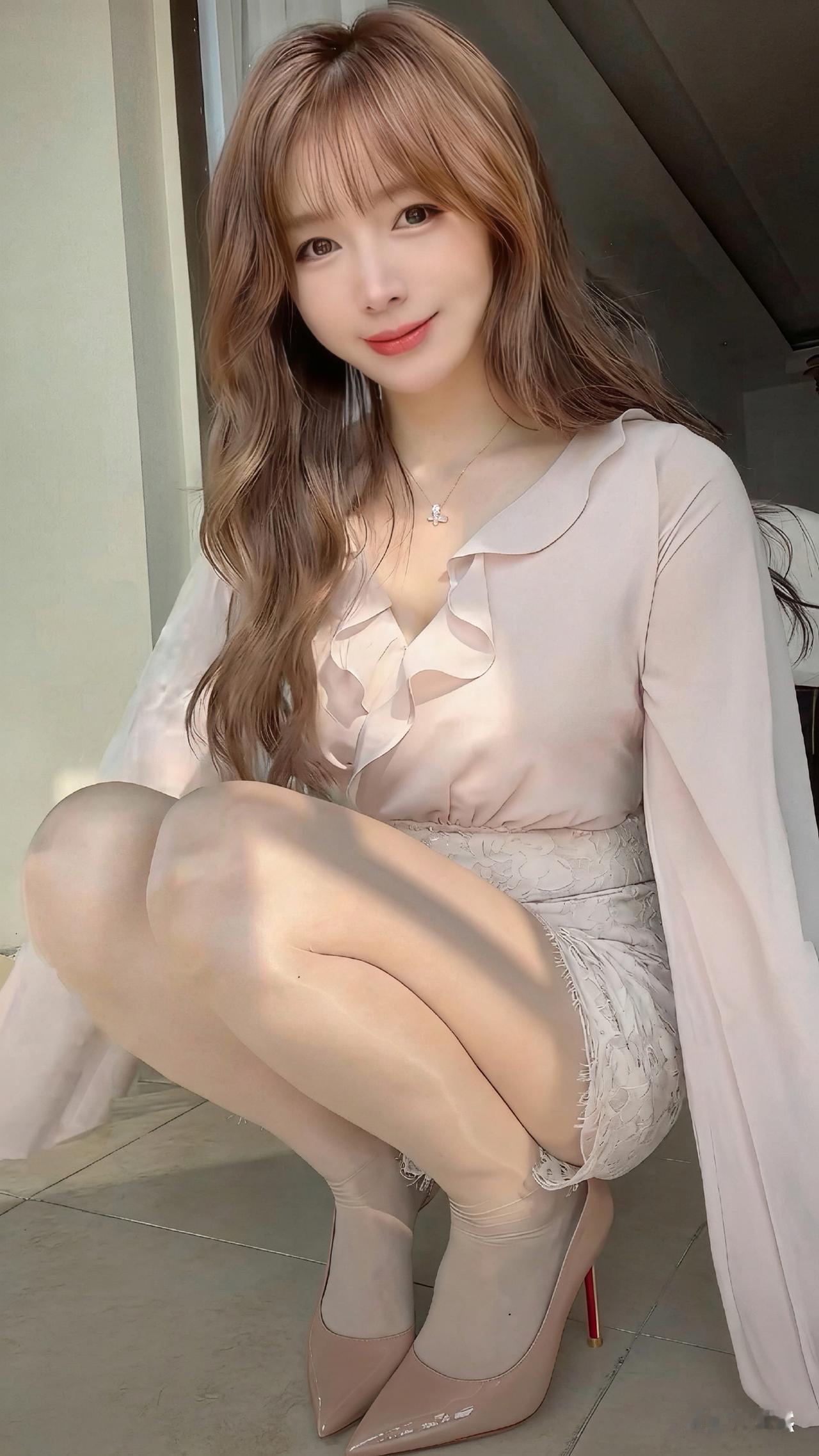 1. 温柔氛围感
阳光落在裙摆与丝袜上，温柔得刚刚好✨
是午后的慵懒，也是藏不住