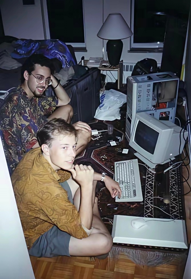 1995年，马斯克申请了网景公司（Netscape）的职位，并投递了简历，但他太