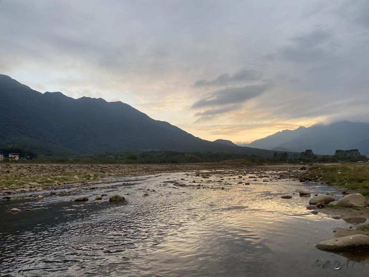 今天初四上班了，回到宿舍就不一样了，没有在家的那种压迫感，不想呆在家，真的难受。