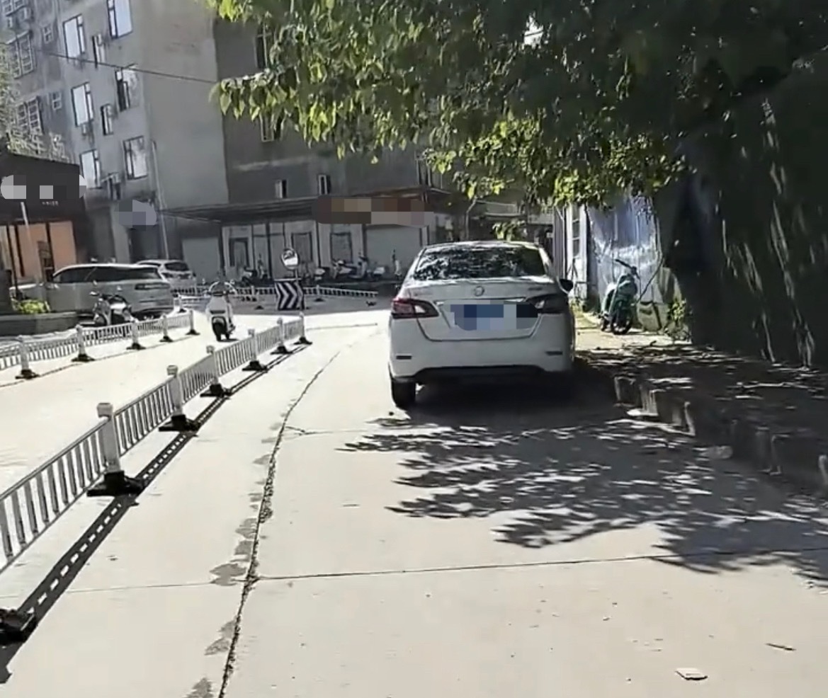 10月1日，网友反映：国庆玉林万花楼周边道路小车乱停影响通行。没有人管管吗？同城