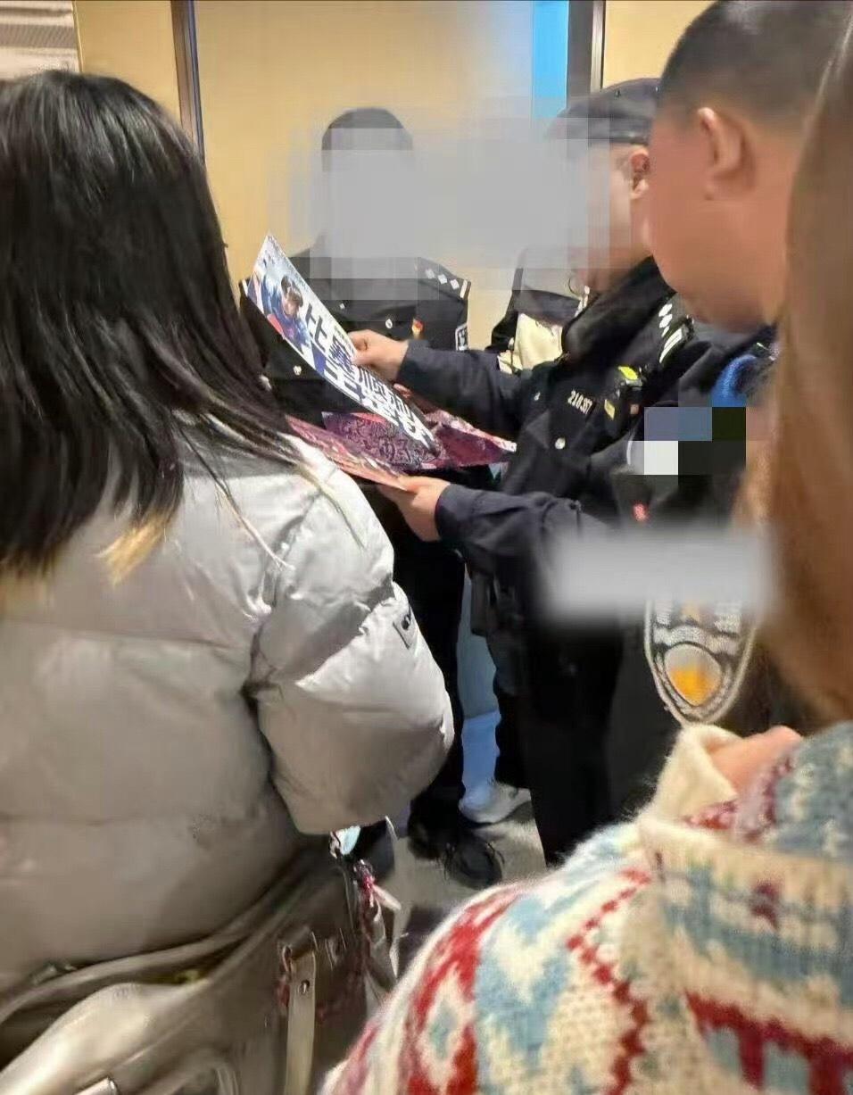 王楚钦粉丝也太疯狂了吧，都闹到给帽子叔叔喊来了，孙颖莎无妄之灾！ 