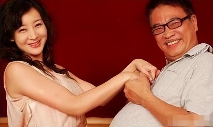她未婚先孕，嫁给大22岁的三婚老戏骨。丈夫走后，她拿走2500万遗产，如今在国外