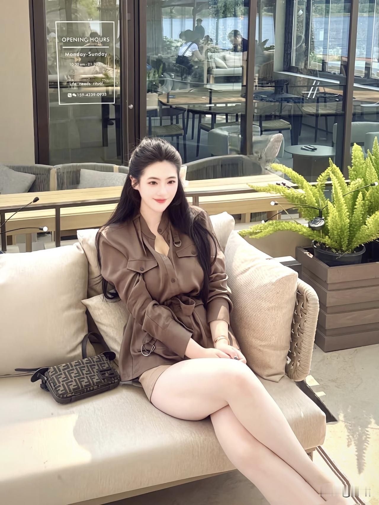 美图欣赏，看图写诗

《晴隅闲坐》
七言绝句

软风轻拂柳梢头，
晴隅闲坐意悠悠