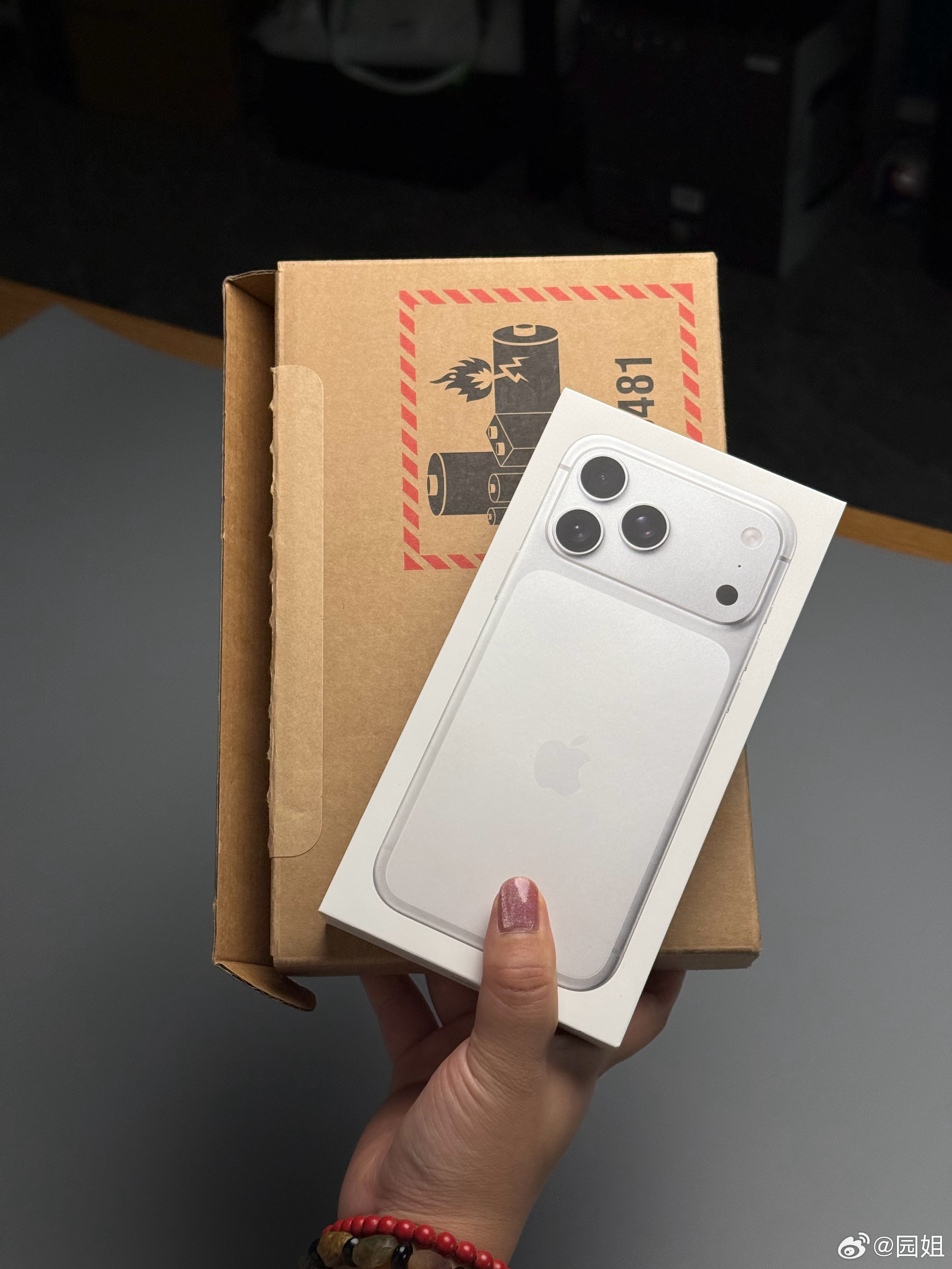 感谢粉丝，不然今天都拿不到iPhone 17Pro Max，准备开箱中[哆啦A梦