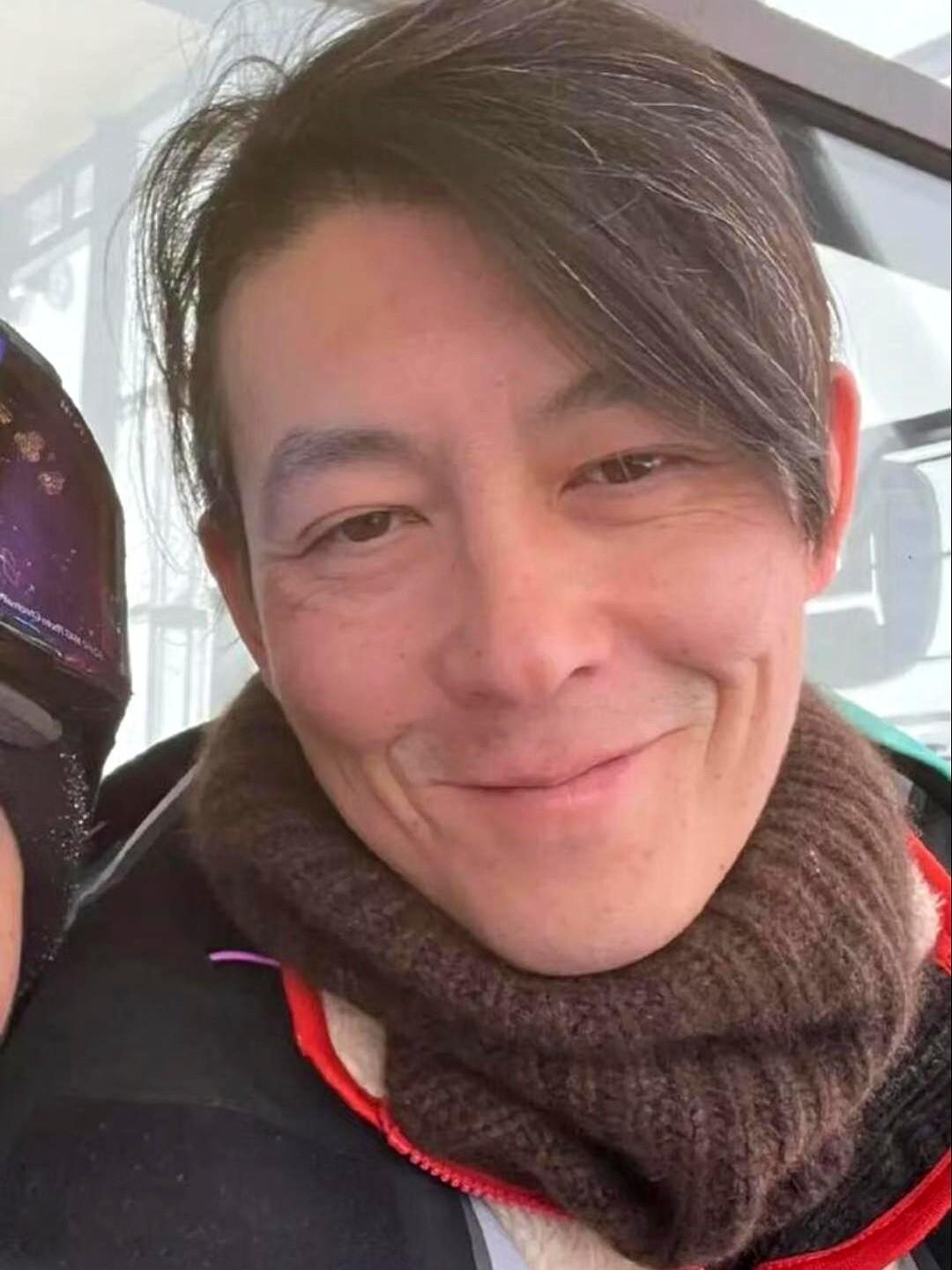 45岁的陈冠希近照曝光，满脸褶子，当年的痞帅天花板老成了普通大叔。

他现在定居