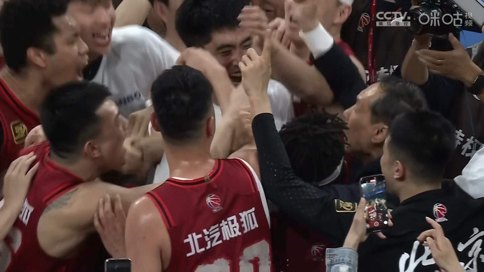北京首钢3-0横扫山西汾酒，以下克上，时隔10年重返总决赛！北京男篮vs山西男篮