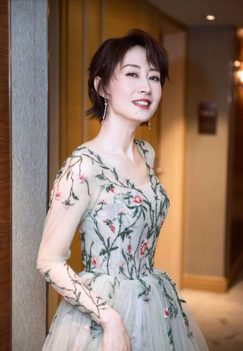 娱乐圈中年翻红的明星
[熊猫]刘畊宏：通过健身直播迅速走红网络
[熊猫]刘敏涛：