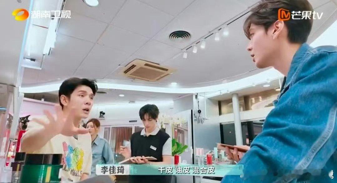 听李佳琦集训要长脑子了李佳琦不愧是货品总监巴黎合伙人听李佳琦集训像补脑子！品牌知