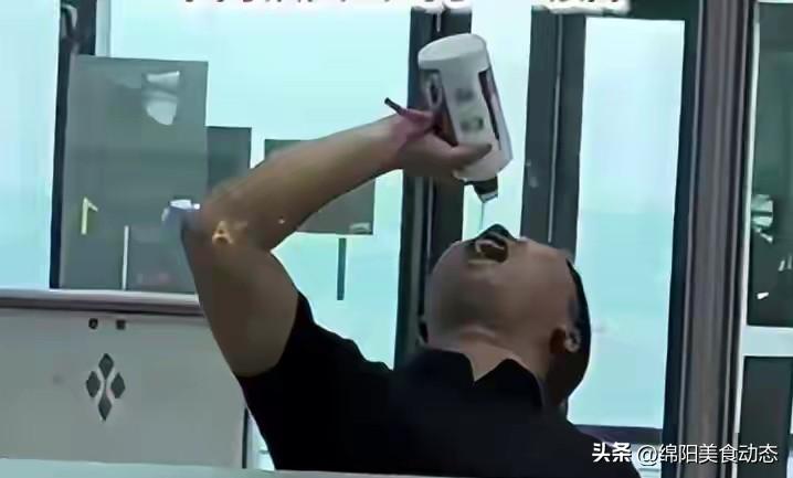 夫妻俩在重庆带茅台上高铁被拦，男子取出一饮而尽，妻子称：没事，他酒量可以，下车还