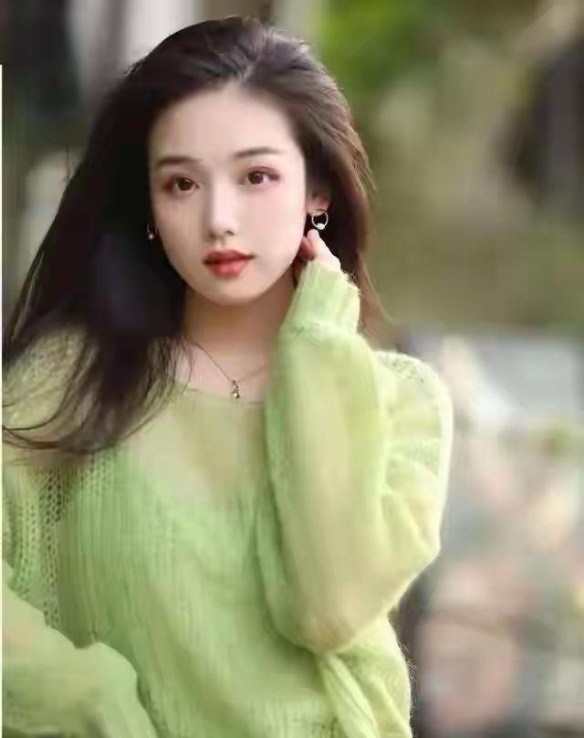 温柔绿衣少女，清新自然，恬静如画。