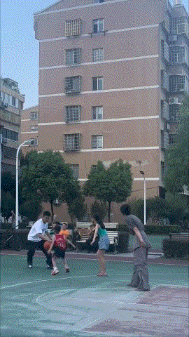 夏日亲子篮球名场面…这大概是很多人梦寐以求的生活了吧？太秀了[偷笑]必须点个赞。