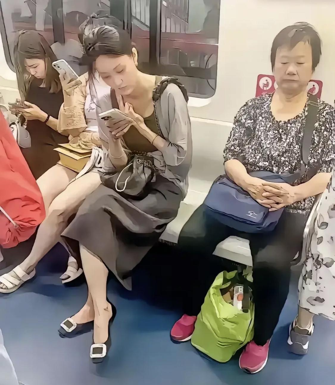 在地铁上遇到的，一见钟情了，该怎样上去搭话呢？