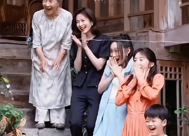 《小芳》小芳生下女儿杨比特，祁德耀后悔流泪，当初是他拆散了儿子和小芳，后来让儿子