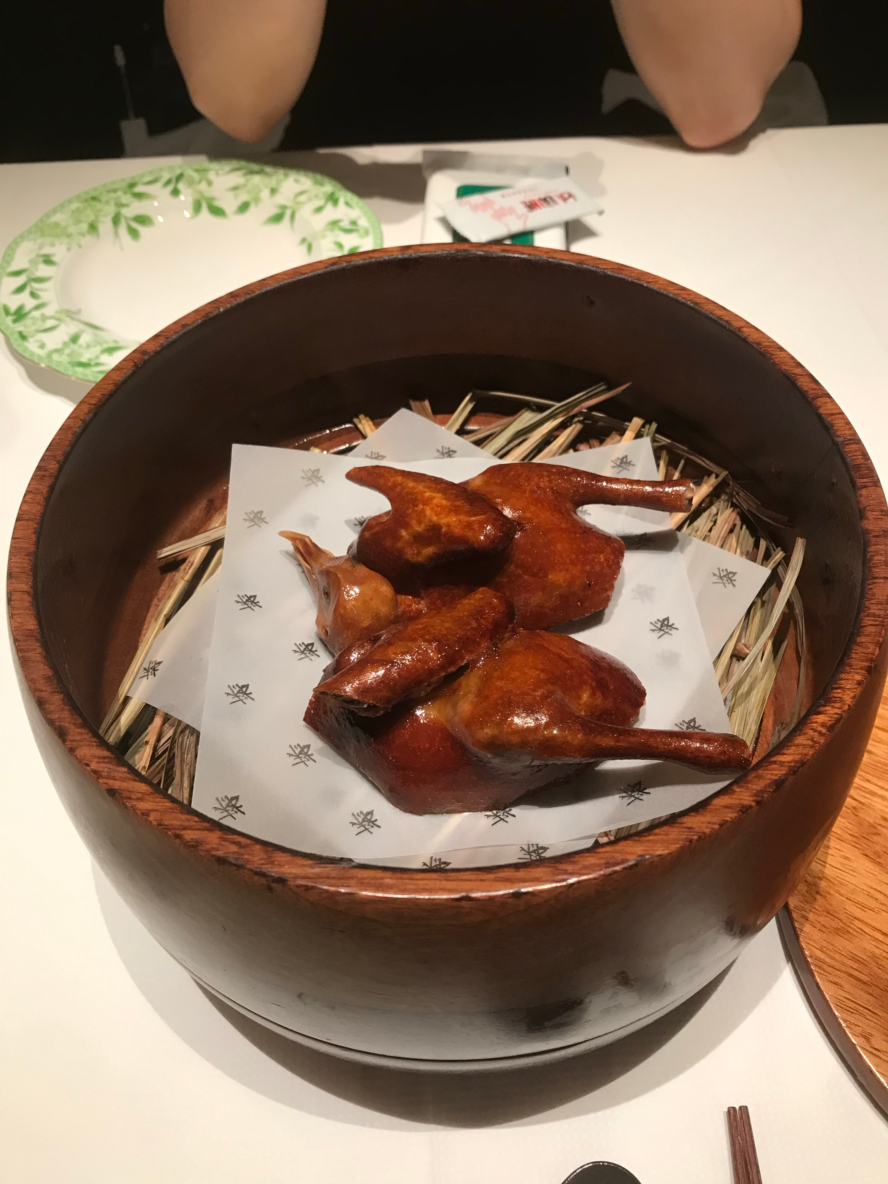 对了分享一下今天吃到的美味，一横月的脆皮乳鸽..好脆好多汁，肉也是有味道的，感觉
