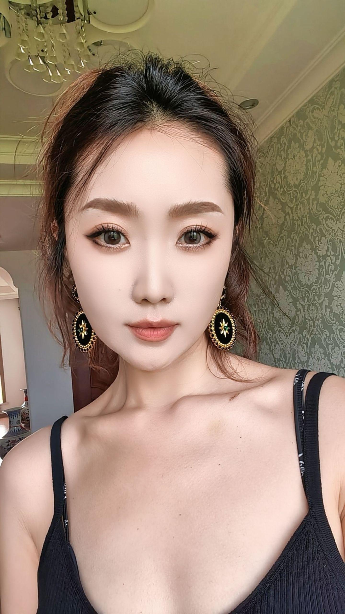 这个世界我们只来一次 百年之后． 没你也没有我， 我们拼搏一生 带不走...