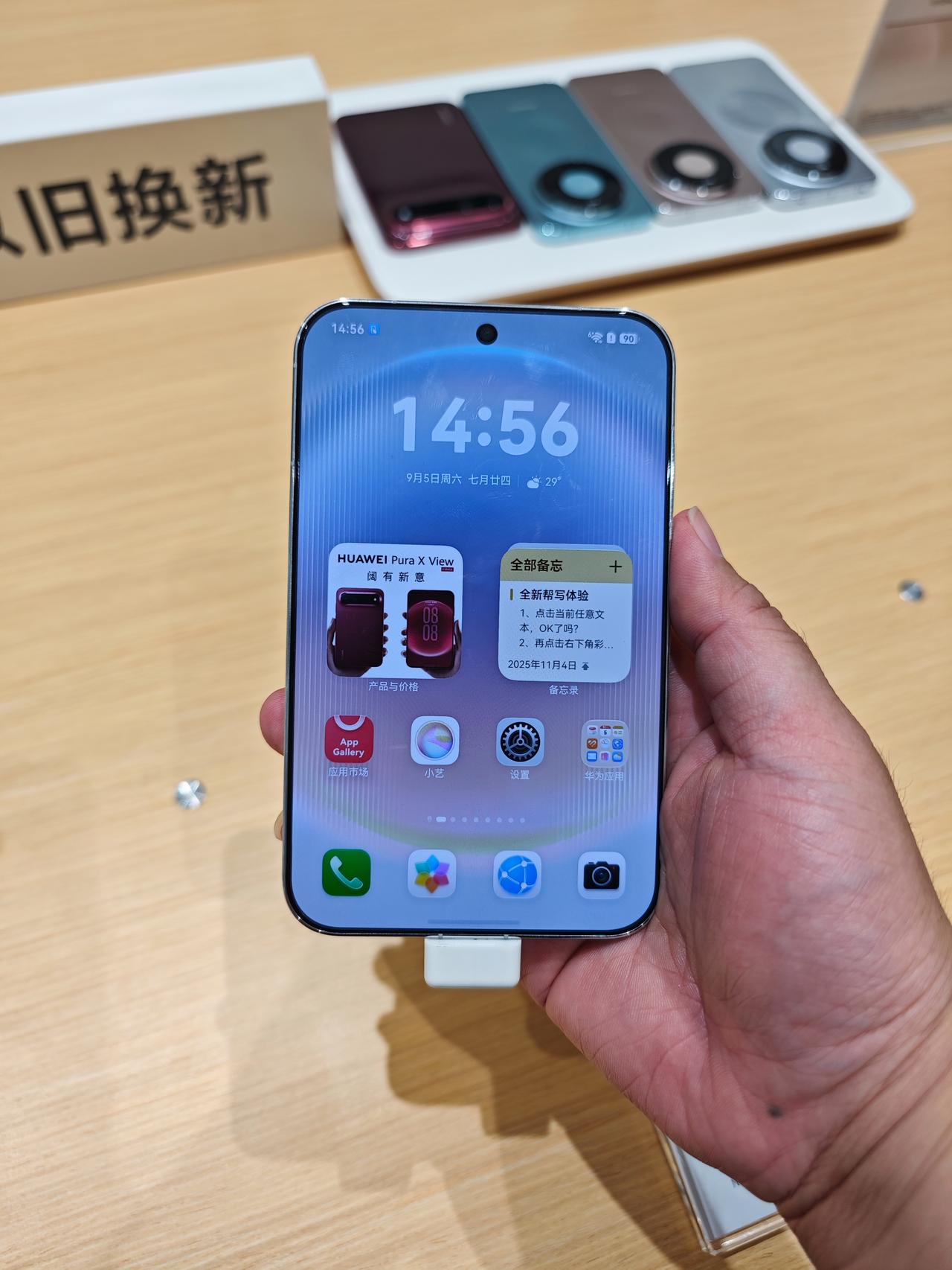 X View这款阔直板机卖的还不错，我觉得主要原因还是它的辨识度高，拿在手里一眼