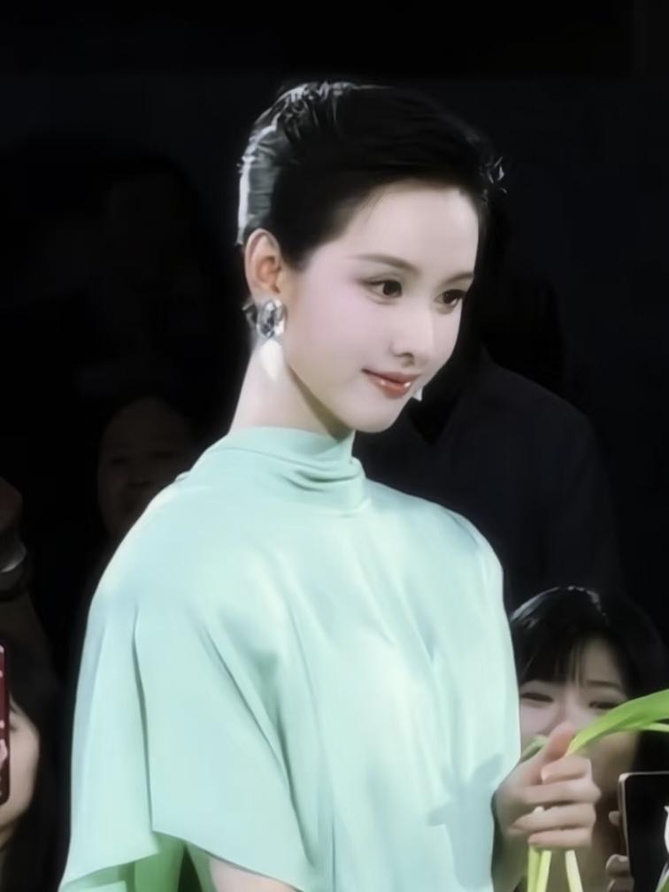 总觉得陈都灵有点不对劲，
她明明才32岁，
结果身上这种“味道”根本藏不住！
