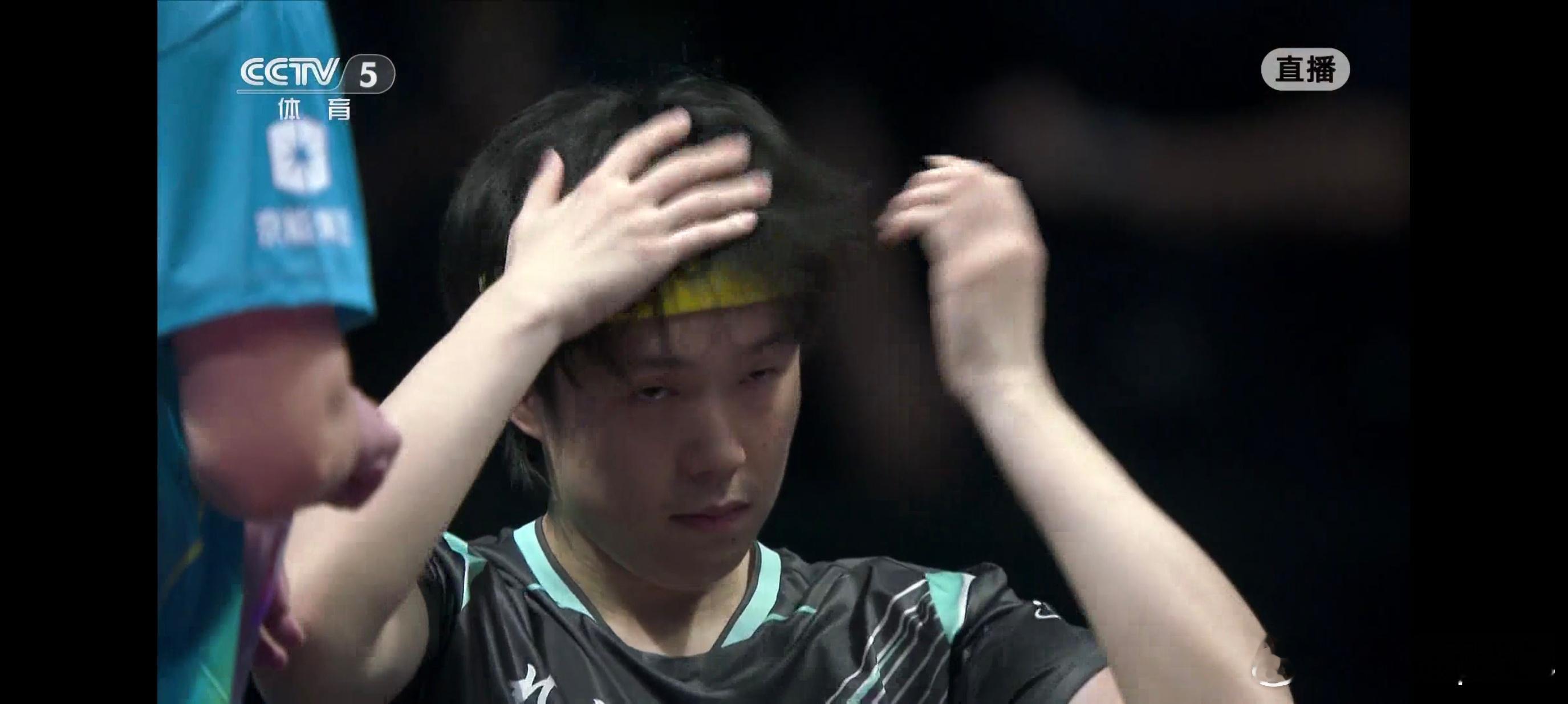 整理刘海的大头vs整理裤子的小胖